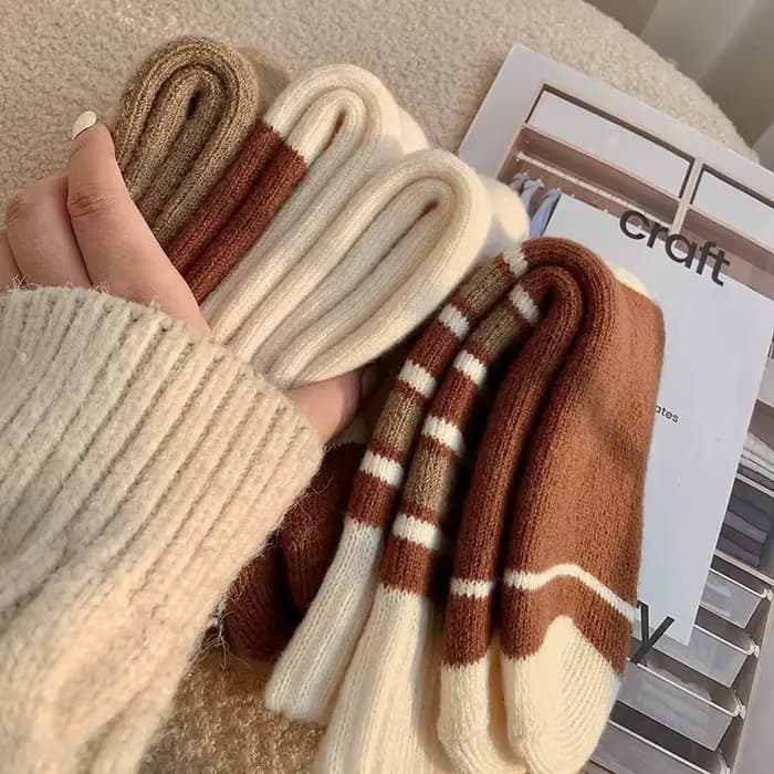 Chaussettes pour femmes mi-mollet, nouvelle collection automne-hiver, épaisses, chaudes, en coton et velours, avec motifs boucles, nœuds et rayures, résistantes au froid et au gel.