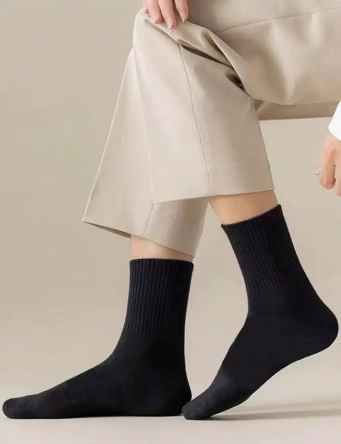 Chaussettes mi-mollet simples et confortables pour hommes