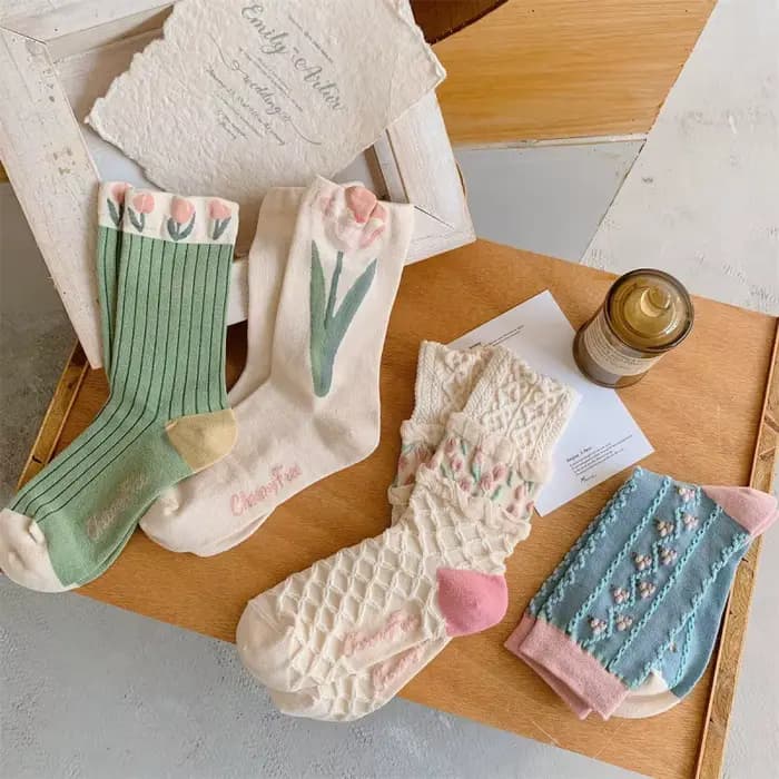 Chaussettes pour femmes Printemps-Été Nouveauté Chaussettes mi-mollet Chaussettes amusantes Légères Respirantes Tendance Mode Couleur Unie Coton Vente en Gros