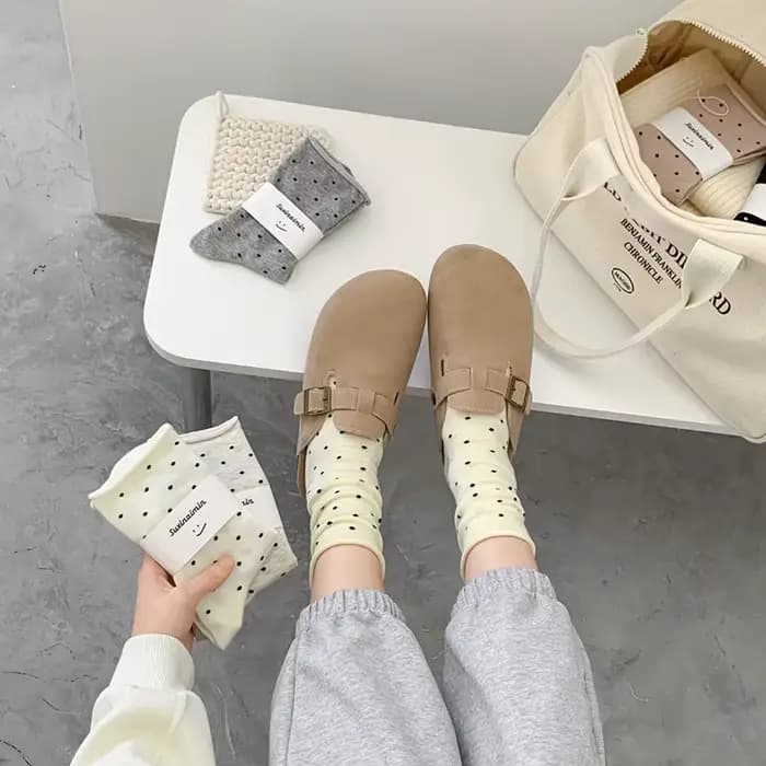 Chaussettes fines vintage crème à bords bouclés pour femmes