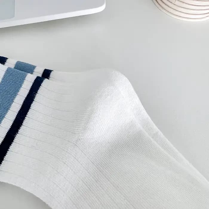 Quatre paires de chaussettes pour enfants pour le printemps et l'automne