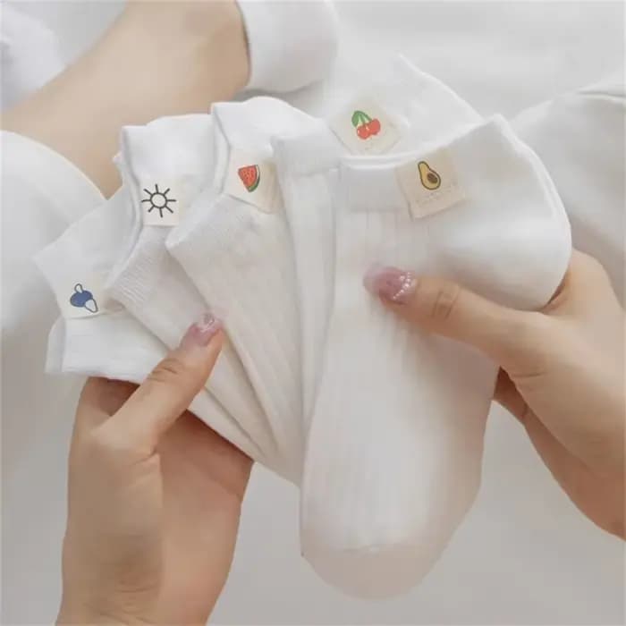 4 paires de chaussettes courtes en coton avec étiquette en tissu de fruits de dessin animé, basses à la cheville pour femmes, chaussettes invisibles d'été blanches pour filles, bateau absorbant la sue
