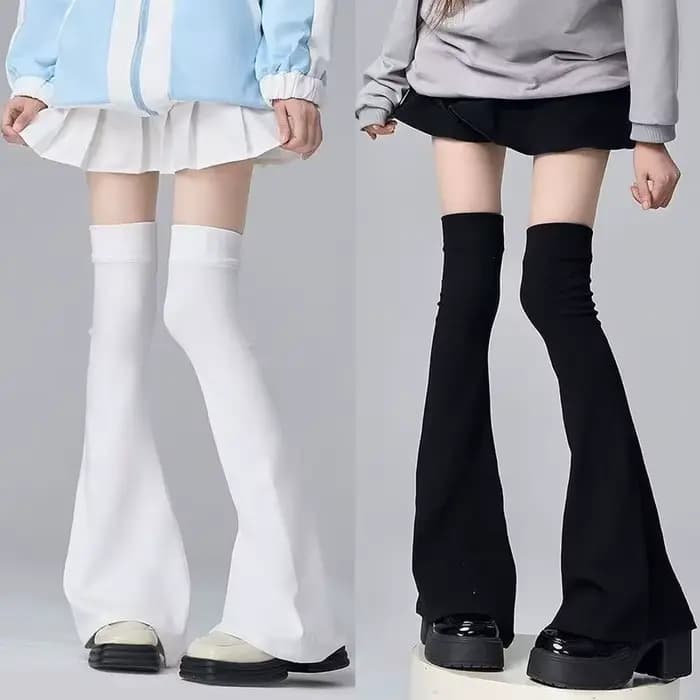 Chaussettes hautes unies noires et blanches style gothique Lolita, avec revers en forme de corne