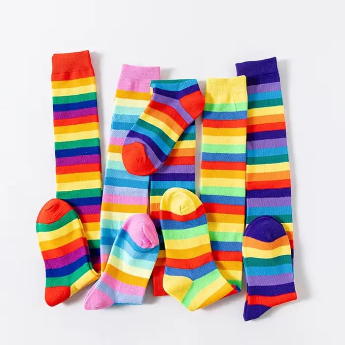 Chaussettes longues rouges à rayures colorées pour femmes