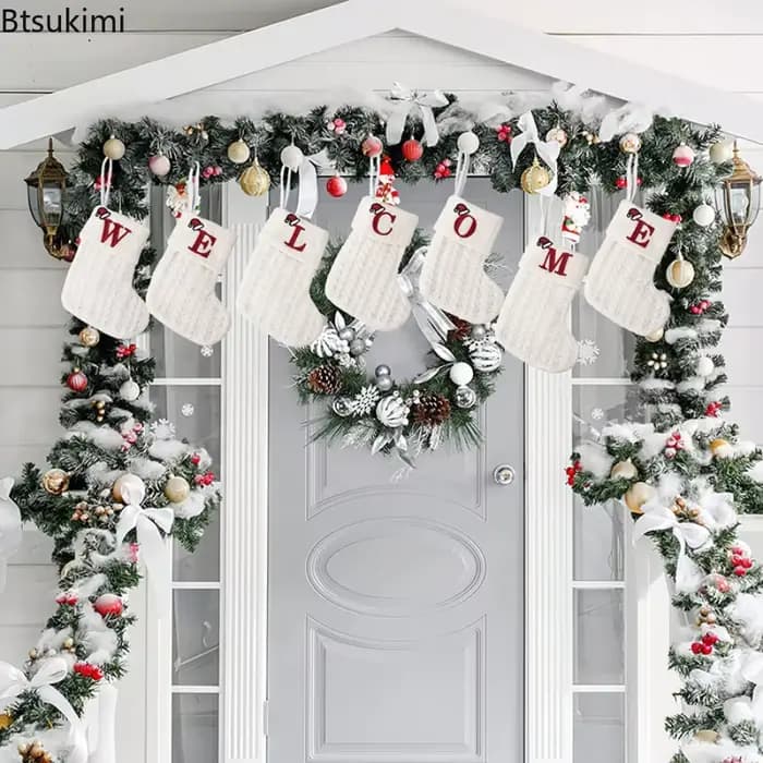 Chaussettes tricotées brodées de lettres de noël