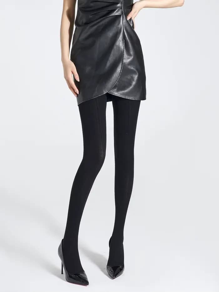 Une paire de collants en forme de coeur à rayures verticales à la mode