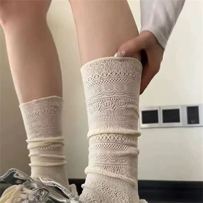 Chaussettes en dentelle de nylon évidées pour femmes, chaussettes blanches Pys, chaussettes douces, chaussettes fines rétro, chaussettes d'équipage de fleurs pour dames