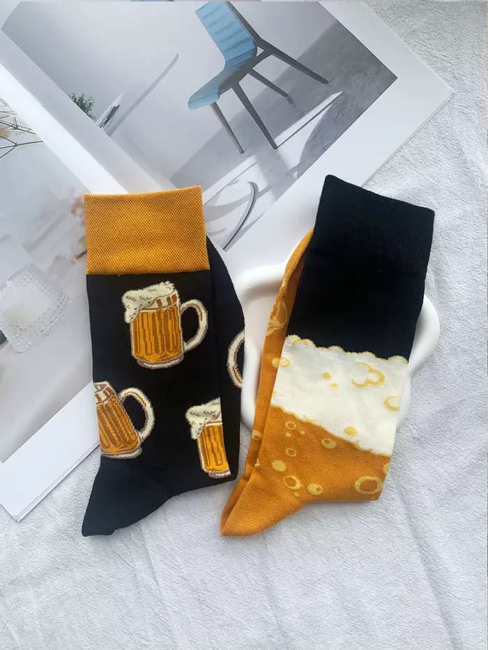 1 paire de chaussettes amusantes en jacquard côté AB pour femmes, caractère de bière, fantaisie