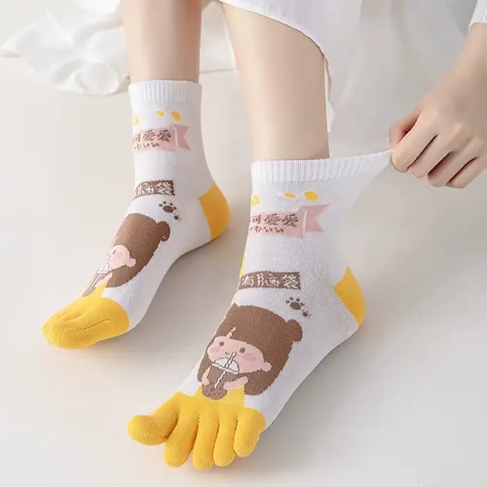 3 paires de chaussettes à cinq doigts pour femmes, chaussettes mi-tube en coton, chaussettes de sport mignonnes à motif de dessin animé avec doigts séparés