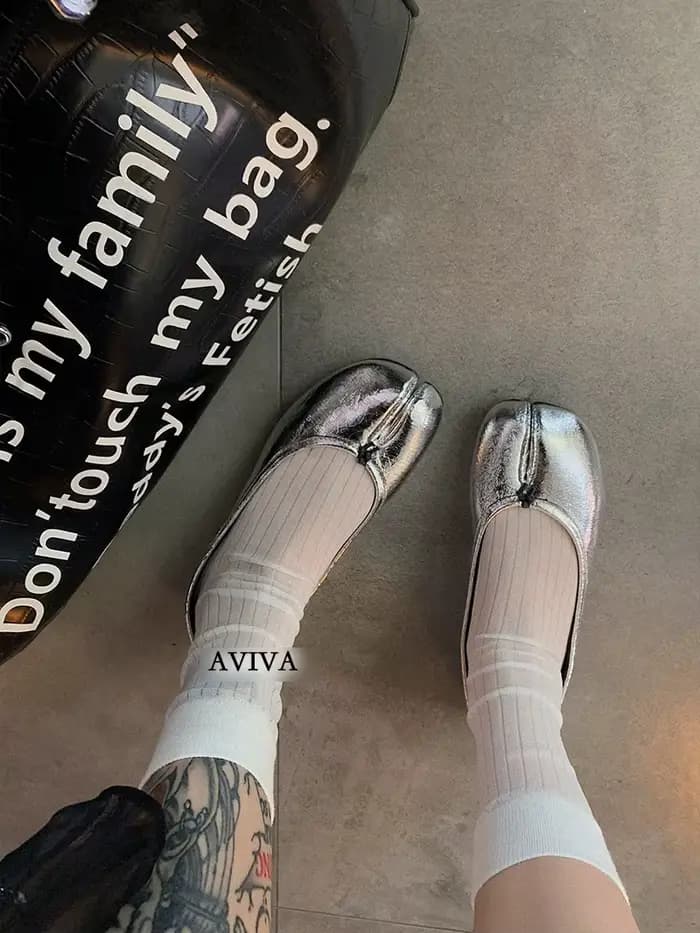 Haute qualité confortable été Ultra-mince bout fendu femme coton chaussettes doré soie rayure deux orteils japonais Harajuku Tabi Sox