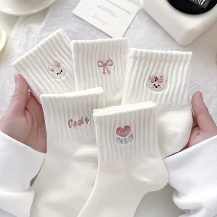 Dreamlikelin – chaussettes respirantes pour femmes, 5 paires/pack, chaussettes blanches à tube moyen avec imprimé de dessin animé mignon de lapin, de cœur et de nœud, pour printemps et automne