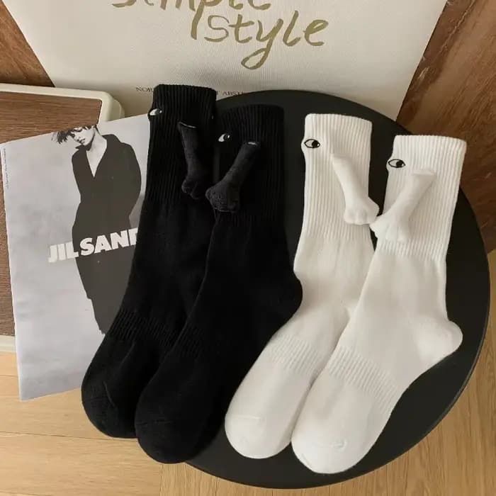 Yeux de littérature mignons de dessin animé, chaussettes de couple qui peuvent se tenir la main, chaussettes mignonnes et polyvalentes pour les petites amies à la mode