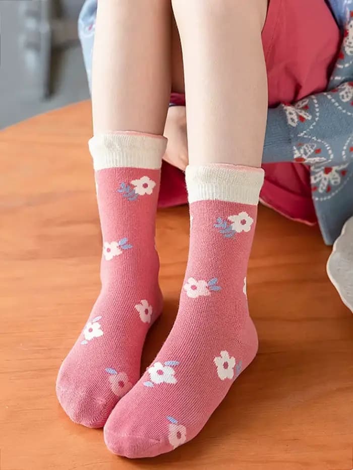 5 paires de chaussettes pour filles qui peuvent être portées au printemps et en été, chaussettes pour bébé d'automne et d'hiver aux fraises, chaussettes mi-mollet douces
