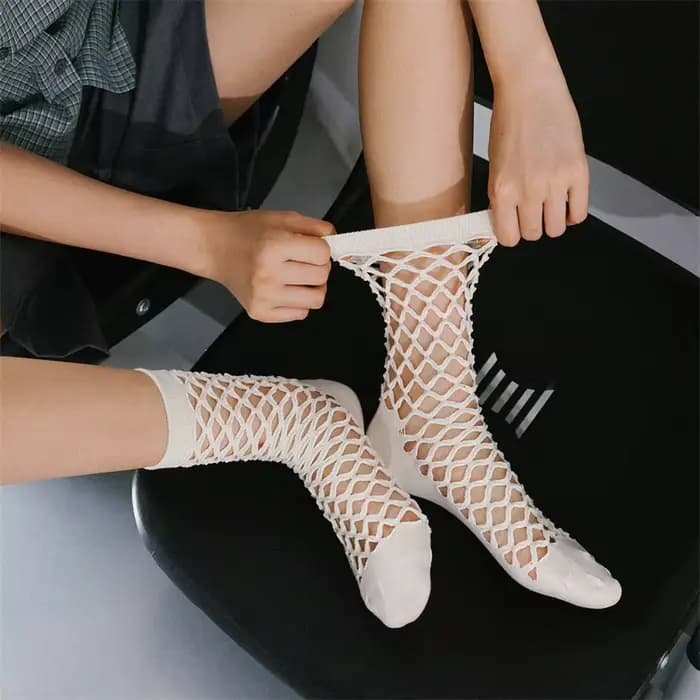Chaussettes monochromes en résille pour femmes