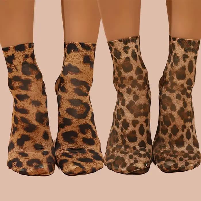 2 paires de chaussettes à imprimé léopard avec différents styles