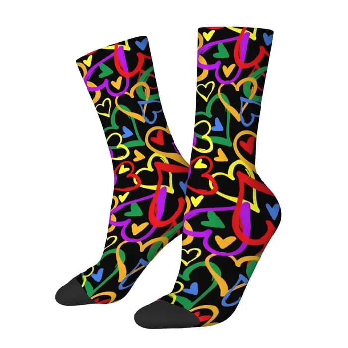 Chaussettes mi-mollet pour hommes à motif cœur graffiti sur le thème de l'arc-en-ciel pour un look vibrant et accrocheur pour les soirées de rue