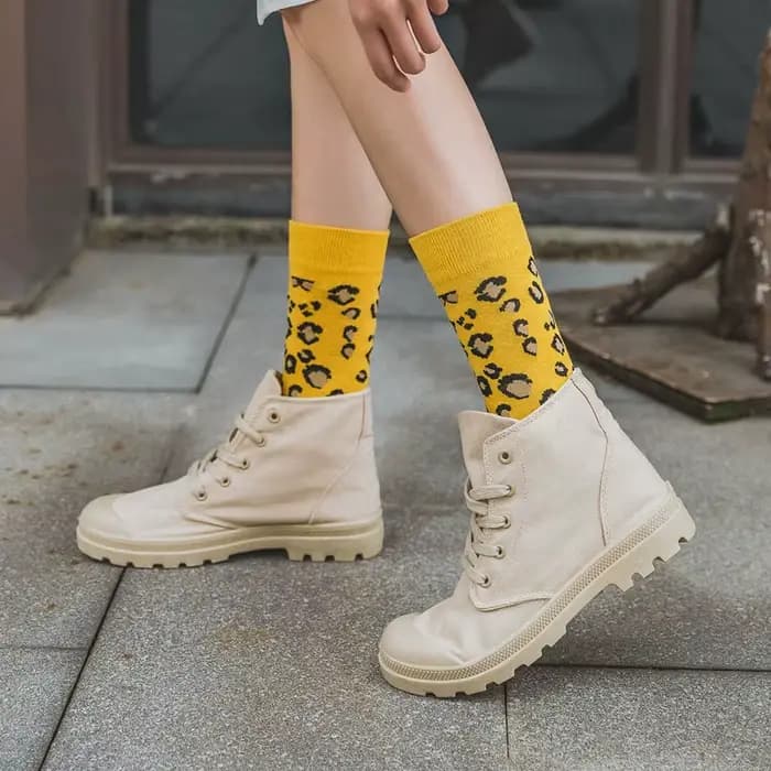 Chaussettes pour femmes, motif léopard, confortables, respirantes, en coton doux, polyvalentes, personnalisées, tube moyen, pour filles