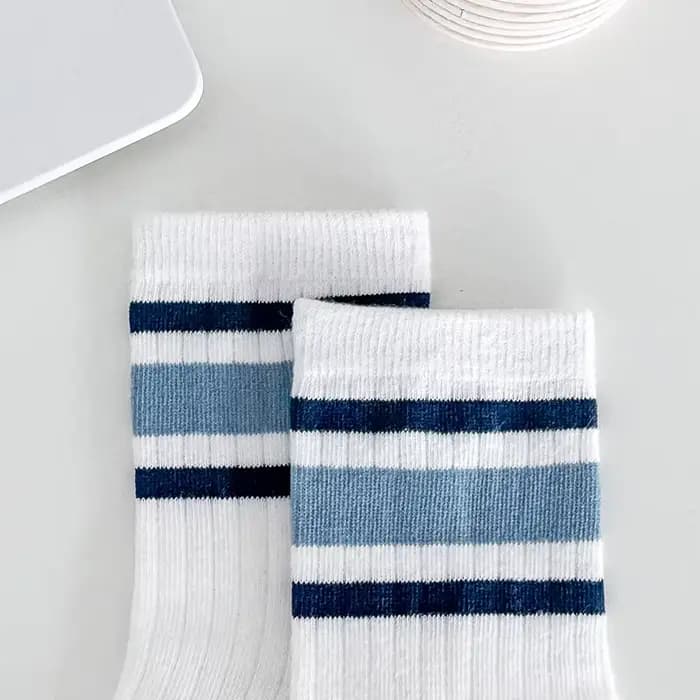 Quatre paires de chaussettes pour enfants pour le printemps et l'automne
