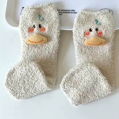 Chaussettes de canard pelucheux pour femmes, chaussettes amusantes en velours de corail pour femmes, chaussettes de sommeil chaudes et épaisses pour l'hiver, chaussettes de sol mignonnes de canard de