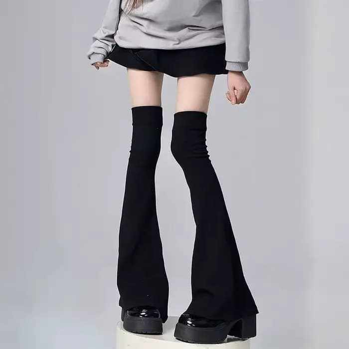 Chaussettes hautes unies noires et blanches style gothique Lolita, avec revers en forme de corne