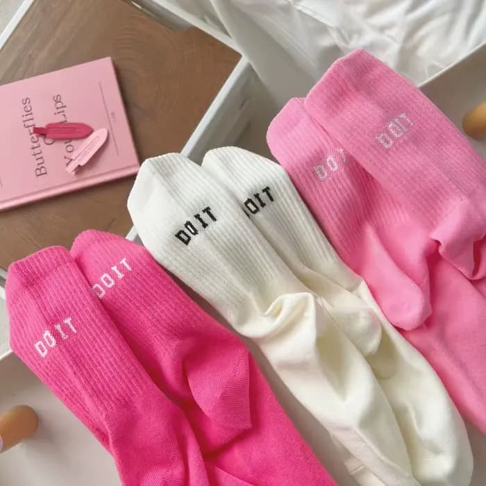Ensemble de 3 paires de chaussettes roses pour femmes, chaussettes longues mi-tube, Style printemps-automne, vêtements d'extérieur, bas en coton avec lettres, bas de sport