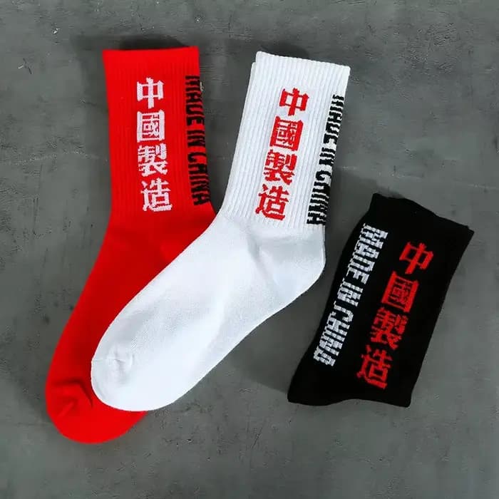 Impression lettre noir blanc rouge hommes affaires coton chaussettes mâle drôle mode Harajuku Hip Hop rue Skate