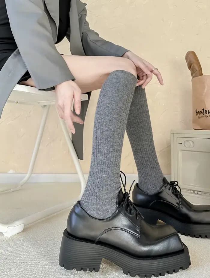 Chaussettes femme automne et hiver épais chaud couleur unie genou haut bas noir blanc rayures verticales cuisse haute chaussettes pour les femmes