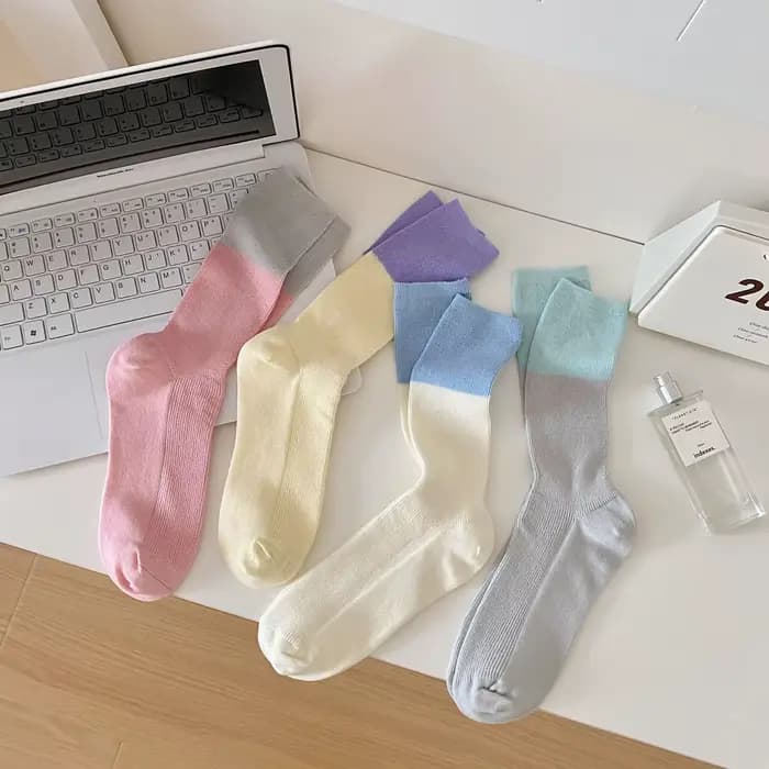 Chaussettes pour femmes Printemps-Été Respirantes Tendance Double Aiguille Ultra Fines Couleur Unie Amusantes Simples Mode Vente en Gros