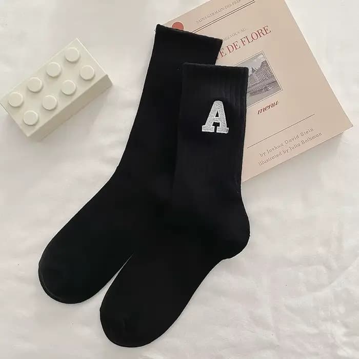 Chaussettes blanches côtelées avec lettres brodées pour femmes