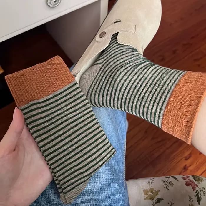 Chaussettes longues confortables à rayures pour femmes
