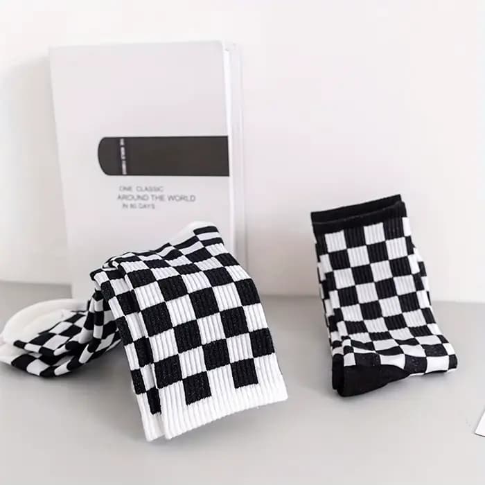 Chaussettes à carreaux tendance Harajuku, chaussettes géométriques noires et blanches, chaussettes de skateboard en coton imprimé Hip Hop, nouveauté
