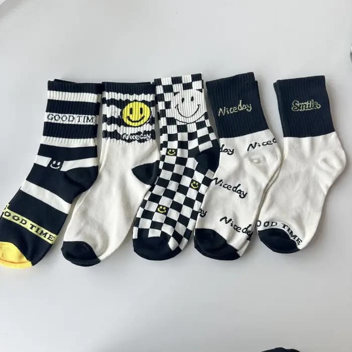 5 paires de chaussettes souriantes noires et blanches pour hommes et femmes