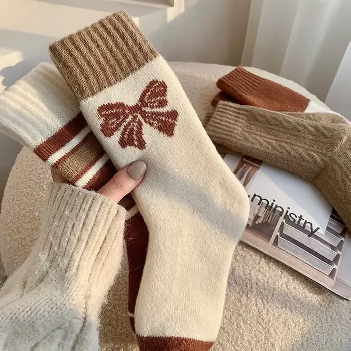Chaussettes pour femmes mi-mollet, nouvelle collection automne-hiver, épaisses, chaudes, en coton et velours, avec motifs boucles, nœuds et rayures, résistantes au froid et au gel.