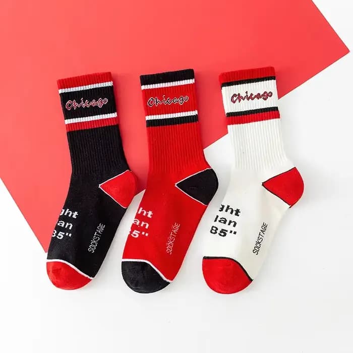 Chaussettes de skateboard de rue pour hommes en noir et rouge