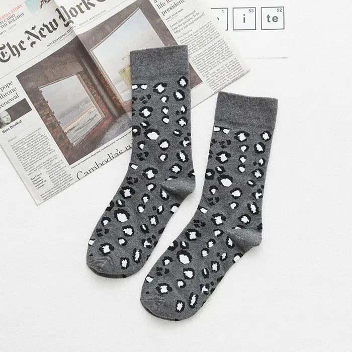 Chaussettes pour femmes, motif léopard, confortables, respirantes, en coton doux, polyvalentes, personnalisées, tube moyen, pour filles