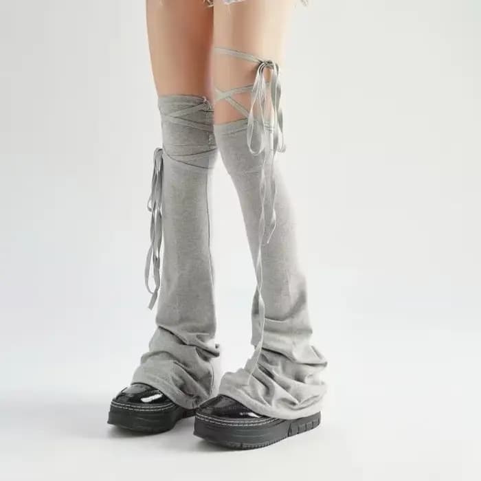 Chaussettes hautes unies noires et blanches style gothique Lolita, avec revers en forme de corne