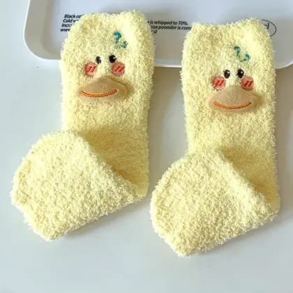 Chaussettes de canard pelucheux pour femmes, chaussettes amusantes en velours de corail pour femmes, chaussettes de sommeil chaudes et épaisses pour l'hiver, chaussettes de sol mignonnes de canard de