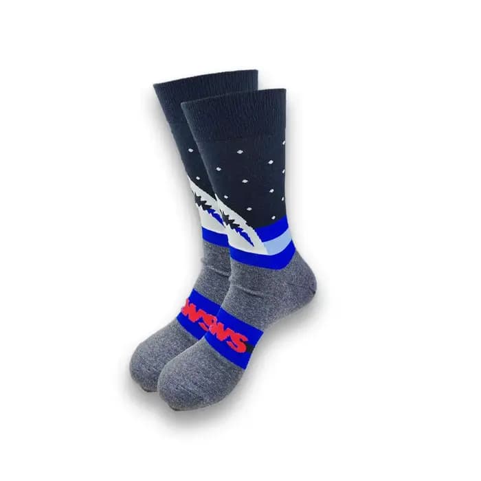 Production avancée de chaussettes pour hommes avec des motifs mignons de conception nouvelle.