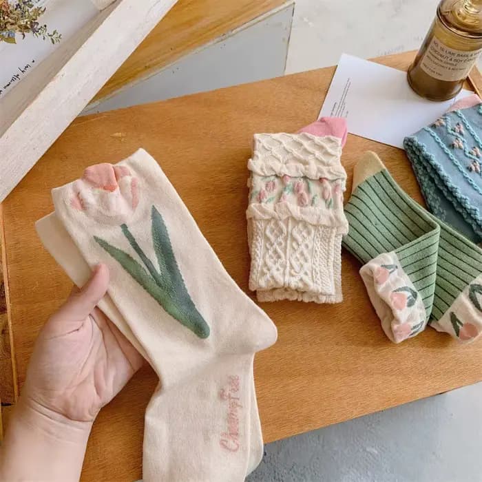Chaussettes pour femmes Printemps-Été Nouveauté Chaussettes mi-mollet Chaussettes amusantes Légères Respirantes Tendance Mode Couleur Unie Coton Vente en Gros