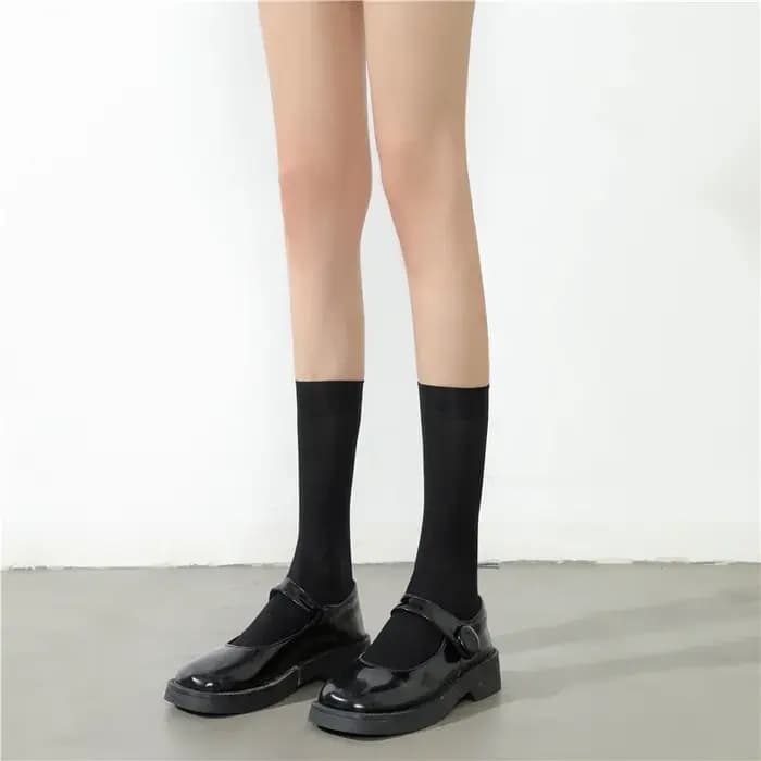 Chaussettes longues noires et blanches de couleur unie