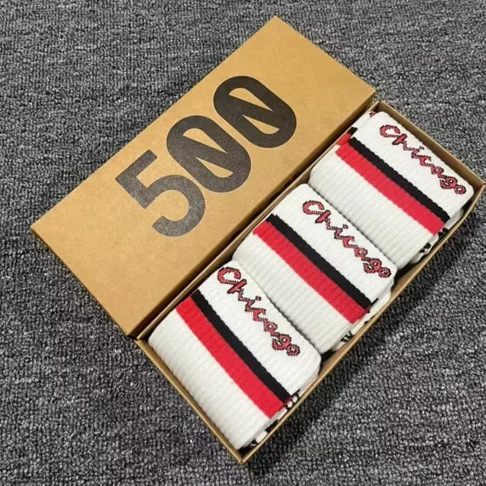 3 paires de chaussettes pour hommes dans un coffret cadeau, à rayures contrastées, parfaitement adaptées aux tenues de sport décontractées et aux tenues de couple tendance.