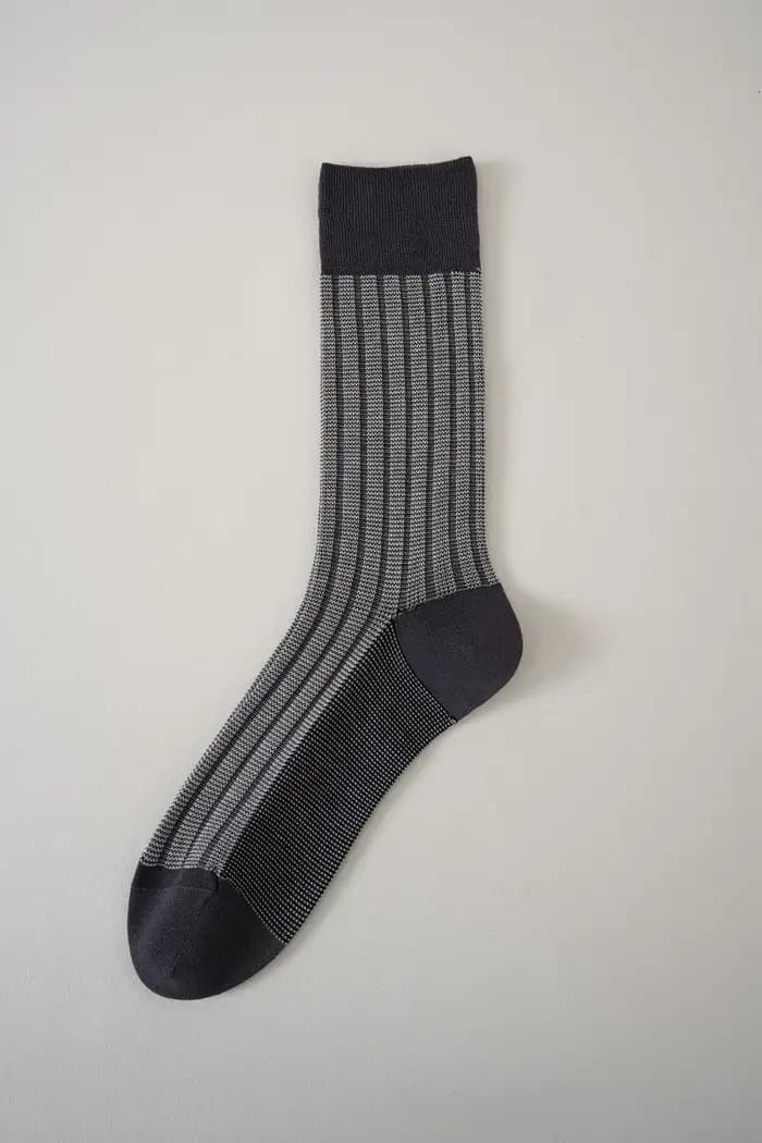 Les chaussettes tricotées confortables à la mode pour hommes et femmes sont douces et respirantes, adaptées aux vêtements décontractés au printemps et en automne