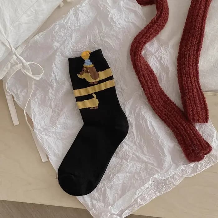 Chaussettes mi-mollet amusantes à motif de teckel de dessin animé