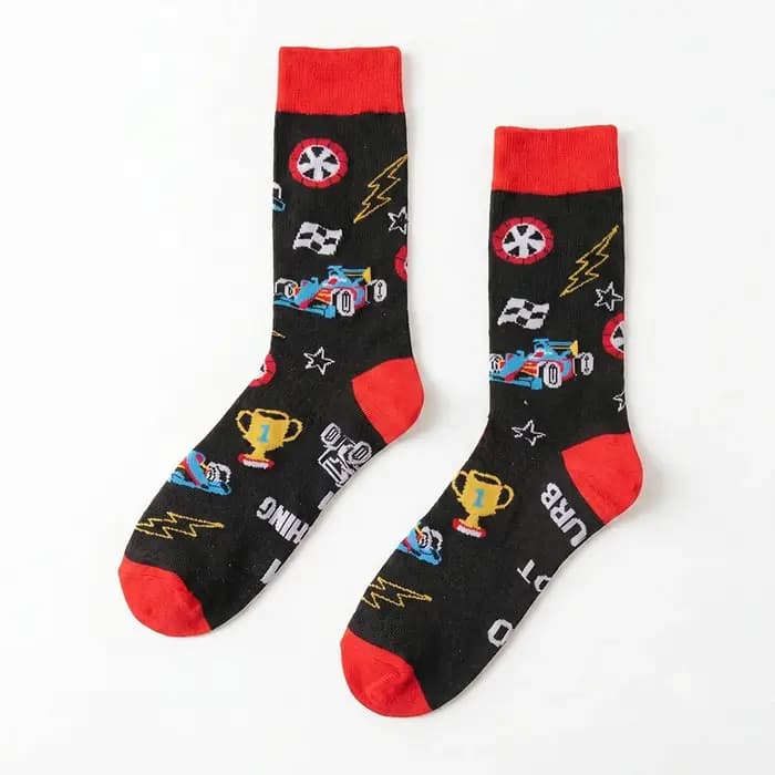1 paire de chaussettes unisexes avec base noire et motifs de voitures de course et de trophées colorés, talon et bout contrastés rouges, en polyester, respirantes, chaussettes amusantes mi-mollet adap