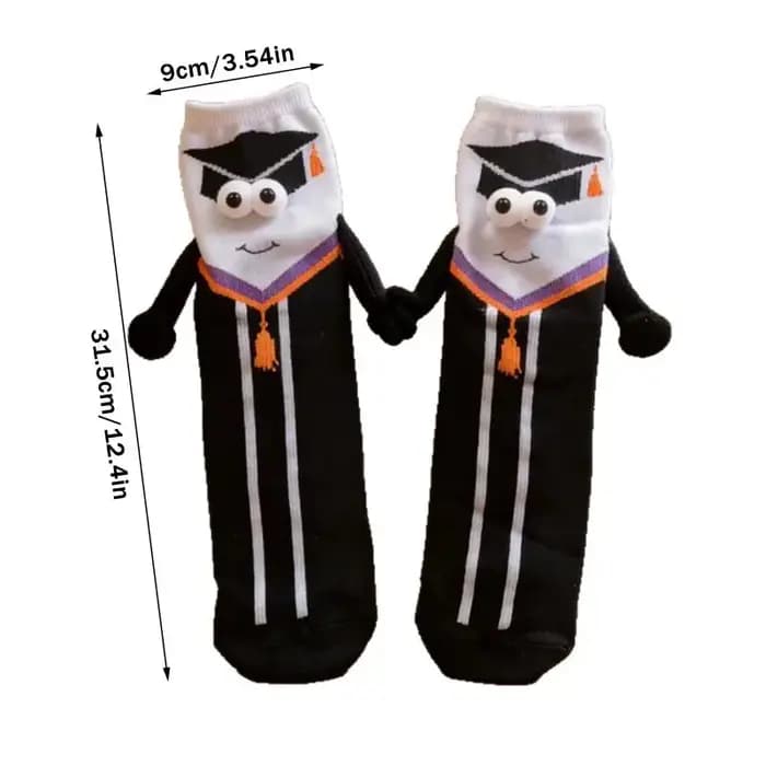 Une paire de chaussettes d'extérieur unisexes avec imprimé saison de remise des diplômes