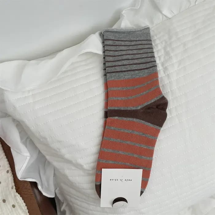Les chaussettes pour femmes avec des rayures de printemps et d'automne sont polyvalentes