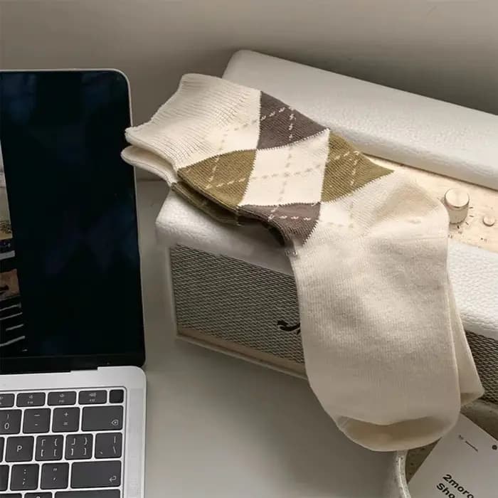 Chaussettes mi-tube à carreaux diamantés pour femmes