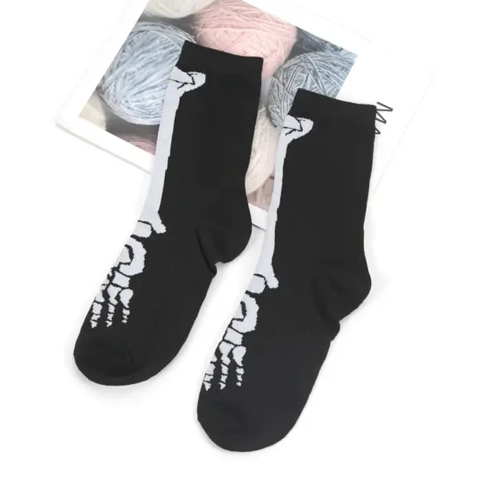 Anime chaussettes drôles Halloween femmes créatif Cosplay Hip Hop nouveauté Harajuku os toile d'araignée mâle Skateboard japonais chaussettes longues