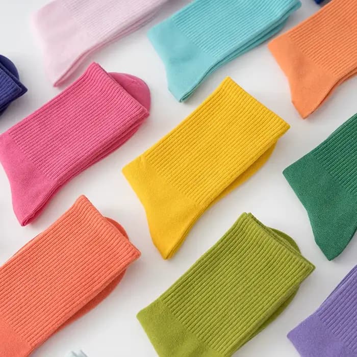 1 paire de chaussettes pour femmes, rouge, blanc, noir, chaussettes de sport respirantes, confortables, couleur unie, chaussettes de sol en coton pour filles, bonneterie