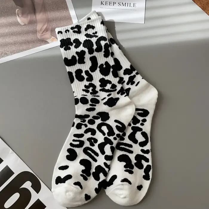 1 paire de chaussettes colorées à imprimé léopard